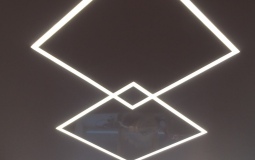 Глянцевый натяжной потолок со световыми линиями
