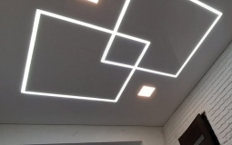Белый матовый натяжной потолок со световыми линиями