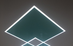 Комбинированный потолок в зал с квадратами из световых линий